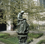 119396 Afbeelding van het beeld van de kanunnik Hugo Wstinc op de fontein in de kruisgang van de Domkerk (Domplein) te ...